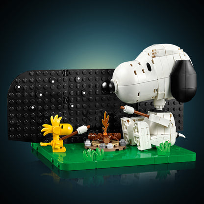 LEGO Ideas Peanuts: Snoopy’s Hondenhok – Strip Bouwpakket voor Volwassenen met Snoopy Hond en Woodstock Vogel Figuren – Woondecoratie of Bureau-Accessoire – Nostalgisch Cadeau – 21368