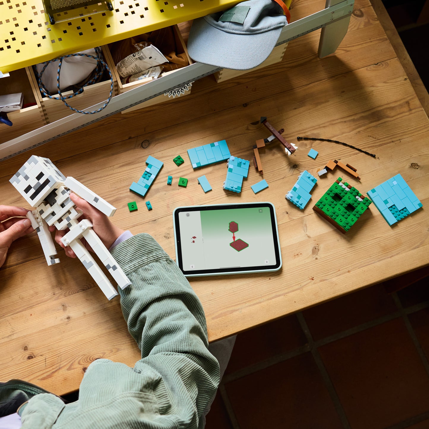 LEGO Minecraft Het Skelet Bouwpakket voor Kinderen met Mob Figuur, Diamanten Helm, Boog en Grasbasis - Kinderkamer Decoratie - Cadeau voor Jongens, Meisjes en Gamers vanaf 10 jaar - 21594