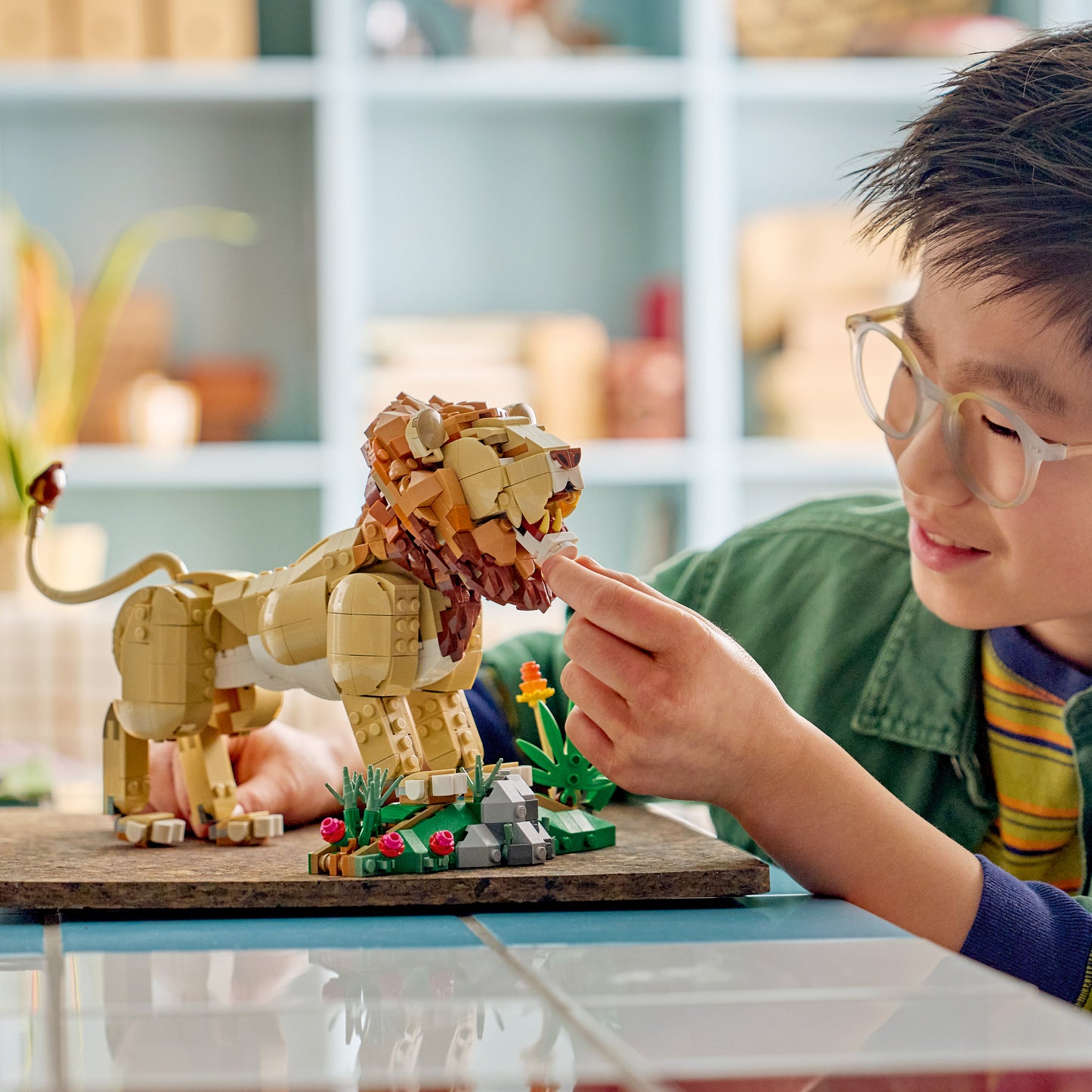 LEGO Creator 3in1 Wilde Dieren: Majestueuze Leeuw Speelgoed - Dieren Figuur Verandert in Leeuwin en 2 Welpen - Kinderkamer Decoratie - Cadeau voor Meisjes en Jongens Vanaf 9 Jaar - 31386