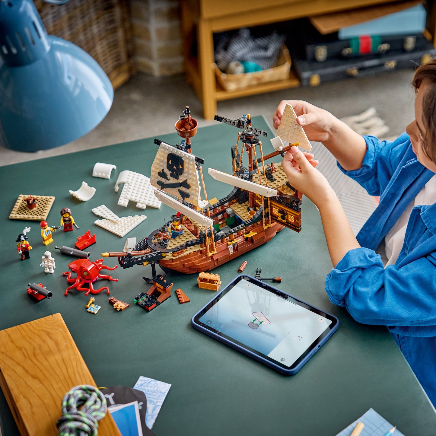 LEGO Creator 3-in-1 Klassiek Piratenschip Speelgoed - Bouwpakket voor Kinderen - Verandert in Speelgoed Kasteel of 2 Boten - Kinderkamer Decoratie - Cadeau voor Jongens en Meisjes vanaf 9 Jaar 31387