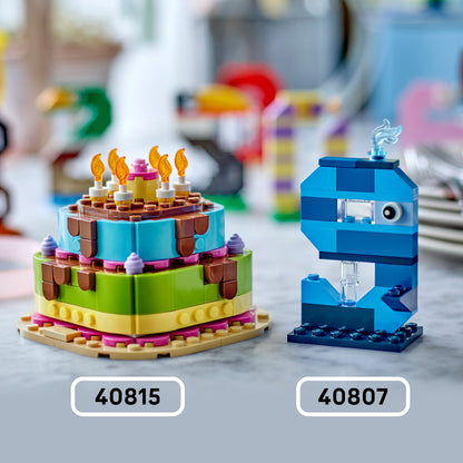 LEGO Verjaardagstaart - Knutselpakket voor Kinderen met Speelgoed Taart met 10 Kaarsen, Glazuur en Bloemen - Tafeldecoratie en Feestartikel - Cadeau voor Jongens en Meisjes vanaf 7 Jaar 40815