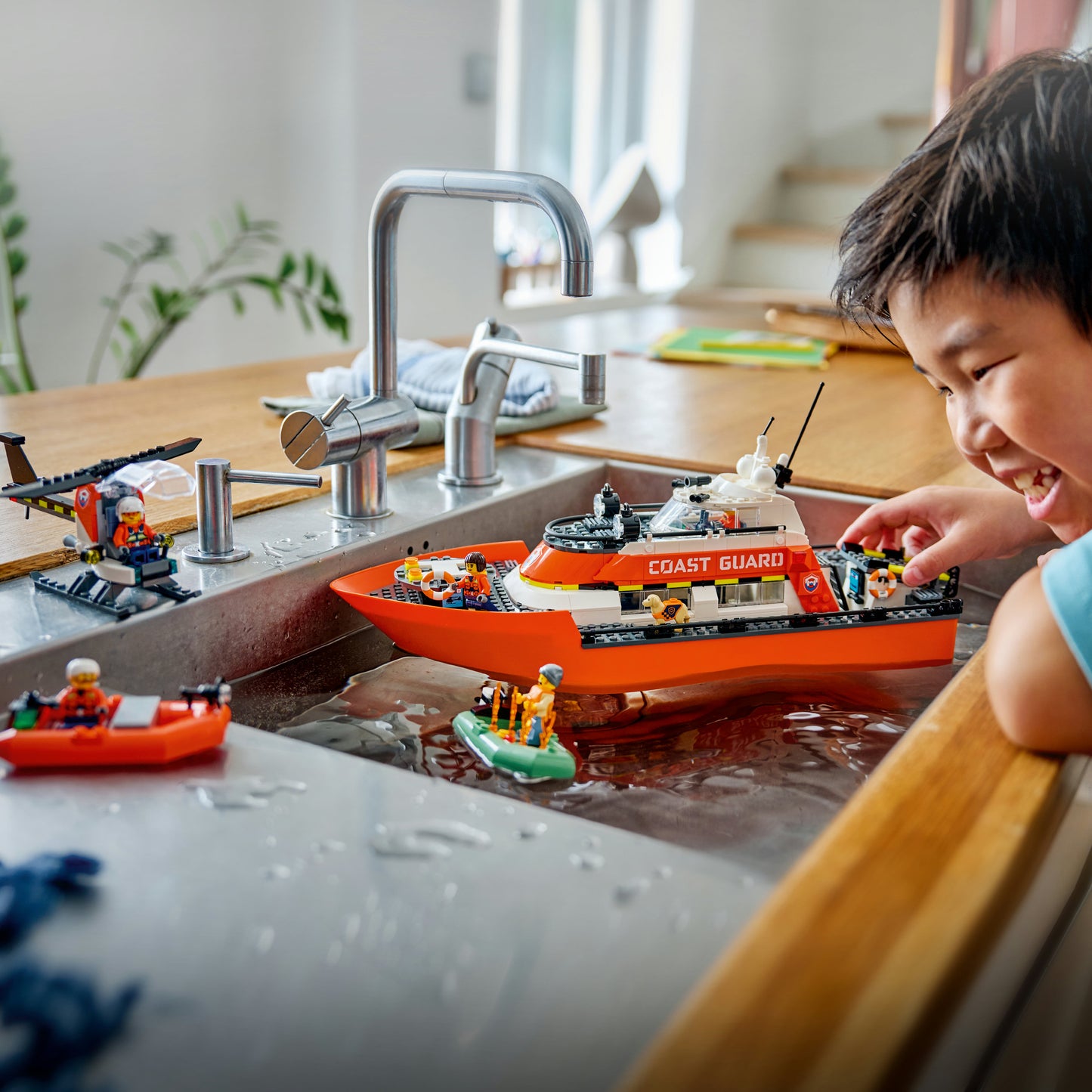 LEGO City Kustwacht Reddingsboot met Helikopter Speelgoed voor Kinderen vanaf 7 Jaar 60504