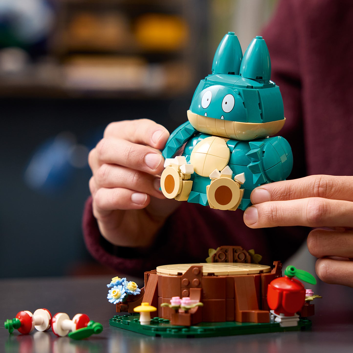 LEGO Pokémon Munchlax - Verzamelbaar Dieren Figuur met Boomstam, Appel en 2 Klokkenhuizen - Woondecoratie en Kantoor Decoratie - Bouwpakket voor Volwassenen - Cadeau voor Mannen en Vrouwen 72150