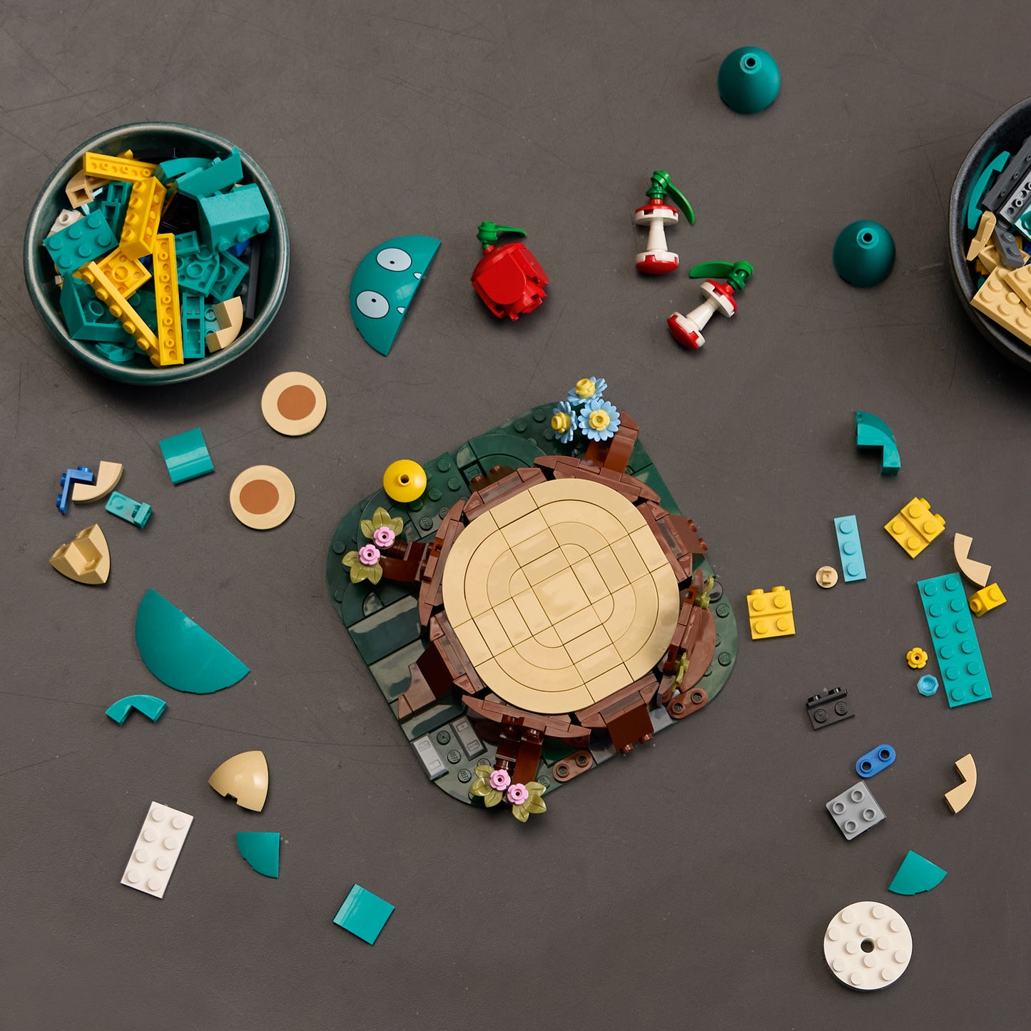 LEGO Pokémon Munchlax - Verzamelbaar Dieren Figuur met Boomstam, Appel en 2 Klokkenhuizen - Woondecoratie en Kantoor Decoratie - Bouwpakket voor Volwassenen - Cadeau voor Mannen en Vrouwen 72150