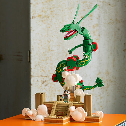 LEGO Pokémon Rayquaza Dieren Figuur Bouwpakket voor Volwassenen - Verstelbare Vliegende Draak met Zinnia en een Ultra Ball - Woondecoratie en Kantoor Decoratie - Cadeau voor Mannen en Vrouwen - 72168