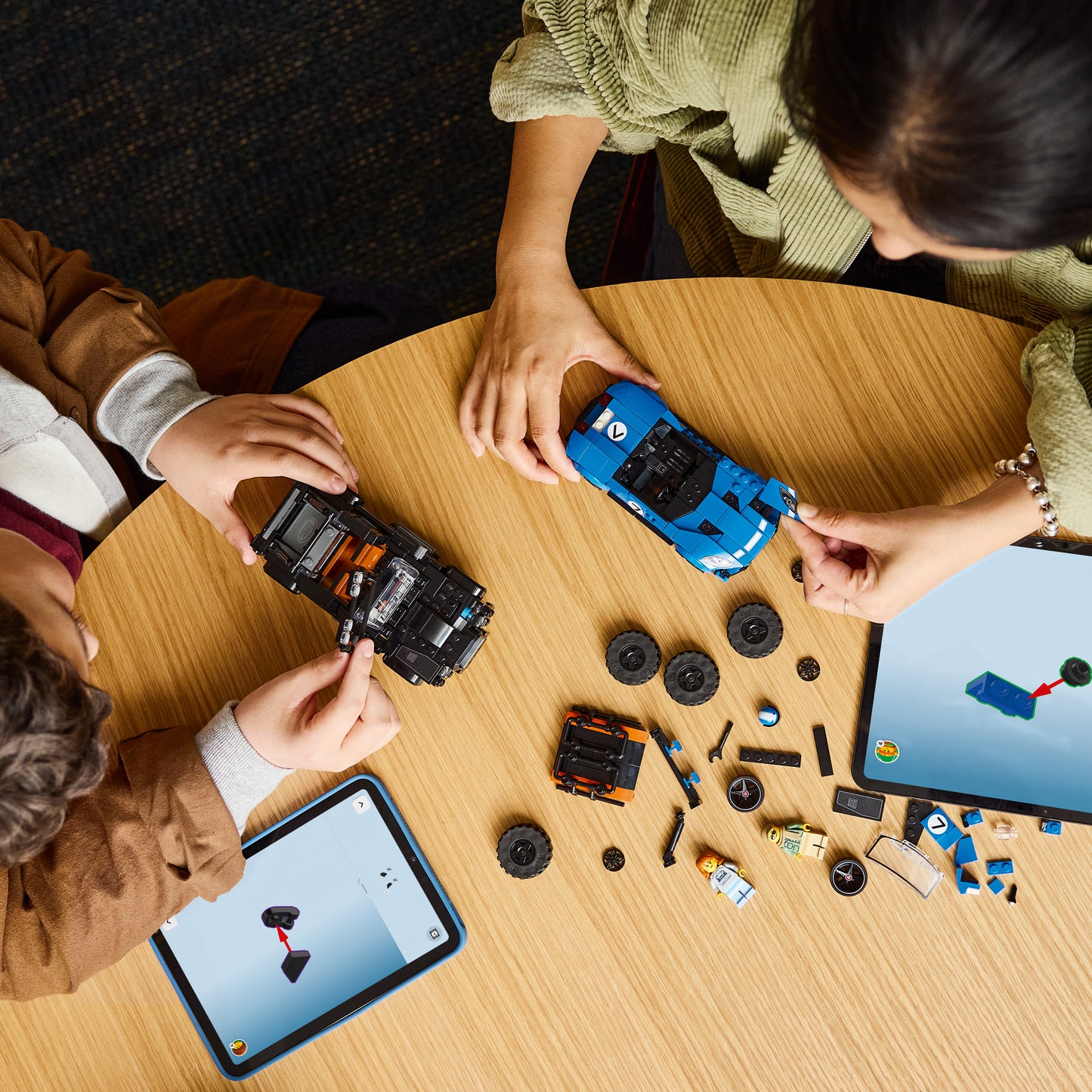 LEGO Speed Champions Jaguar Project 7 en Land Rover Defender - Auto Speelgoed voor Kinderen vanaf 10 Jaar met 2 Auto's en 2 Minifiguren - Kinderkamer Decoratie - Cadeau voor Jongens en Meisjes - 77264