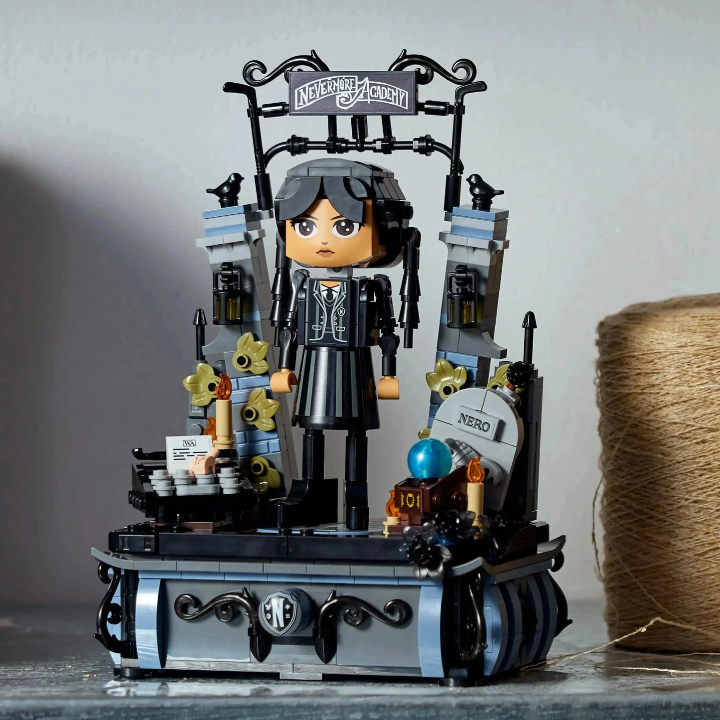 LEGO Wednesday Addams figuur 76780 Wednesday